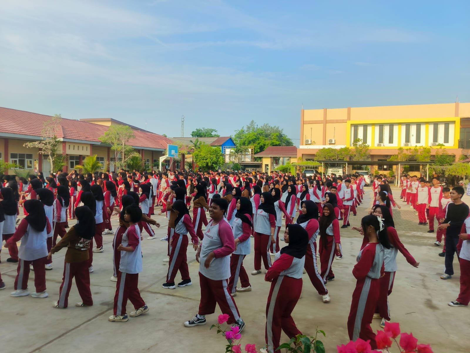 Keseruan Senam Pagi dalam kegiatan Mingguan JUMAT FUNDAY